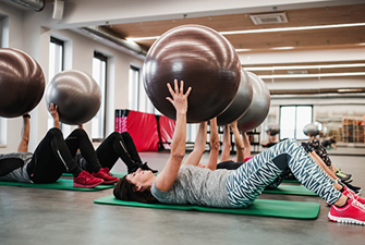 Kvinder med en pilatesbold