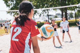 Børn spiller volleyball