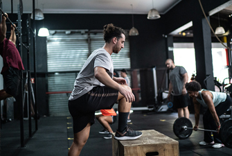 Mand til crossfit laver step ups på kasse