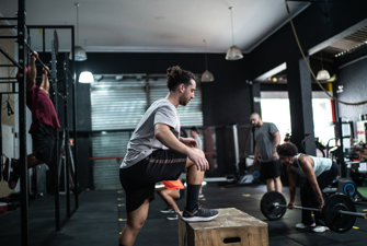 Mand træner i fitnesscenter. Foto: GettyImages/FG Trade